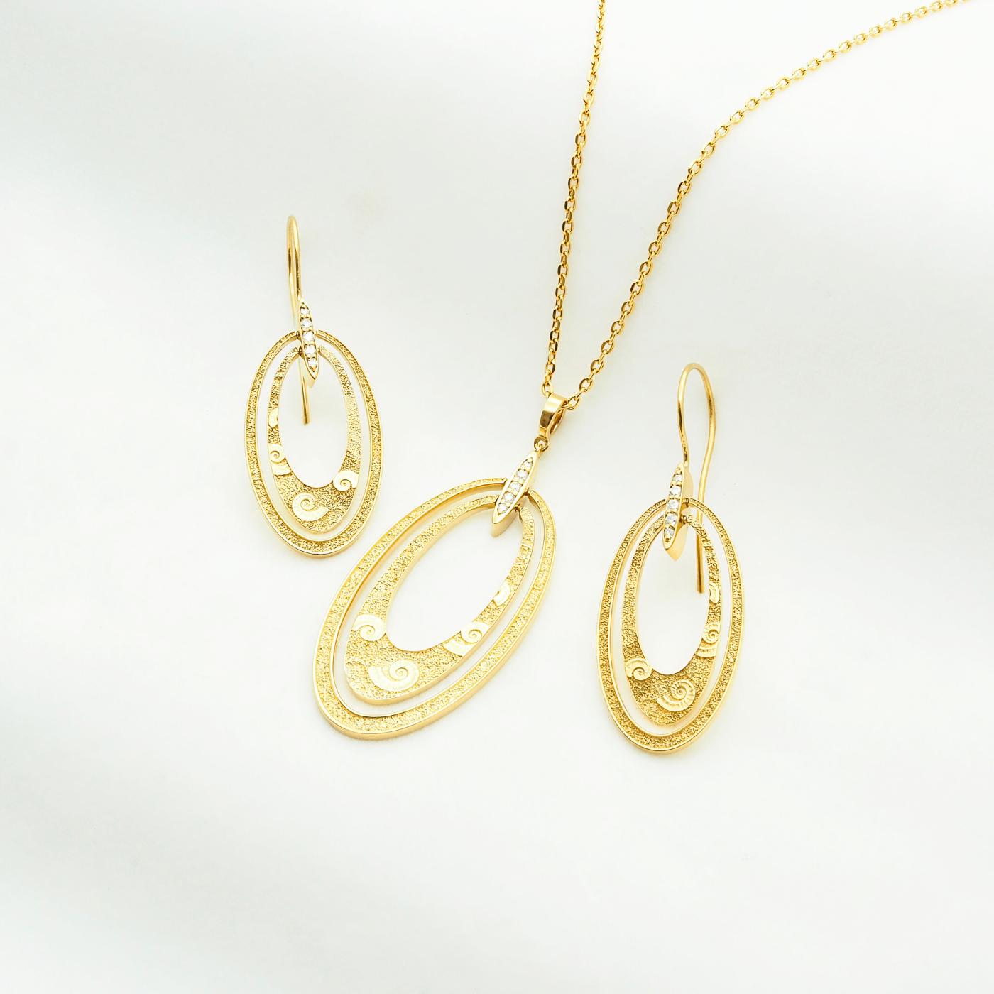 The Shell Collection -Pendant, gold and diamonds