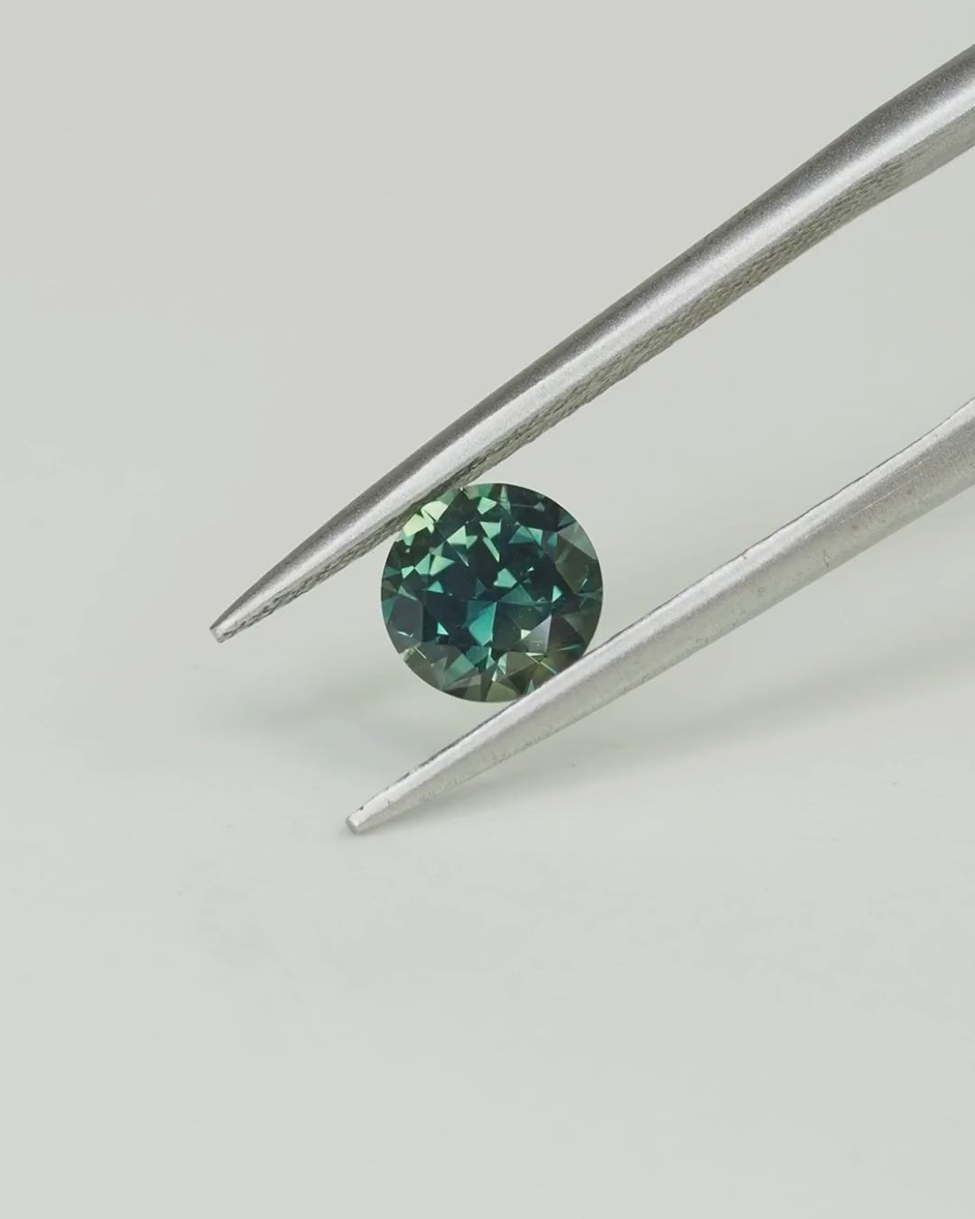 Load and play video in Gallery viewer, Australian  Sapphire — Brilliant Cut
