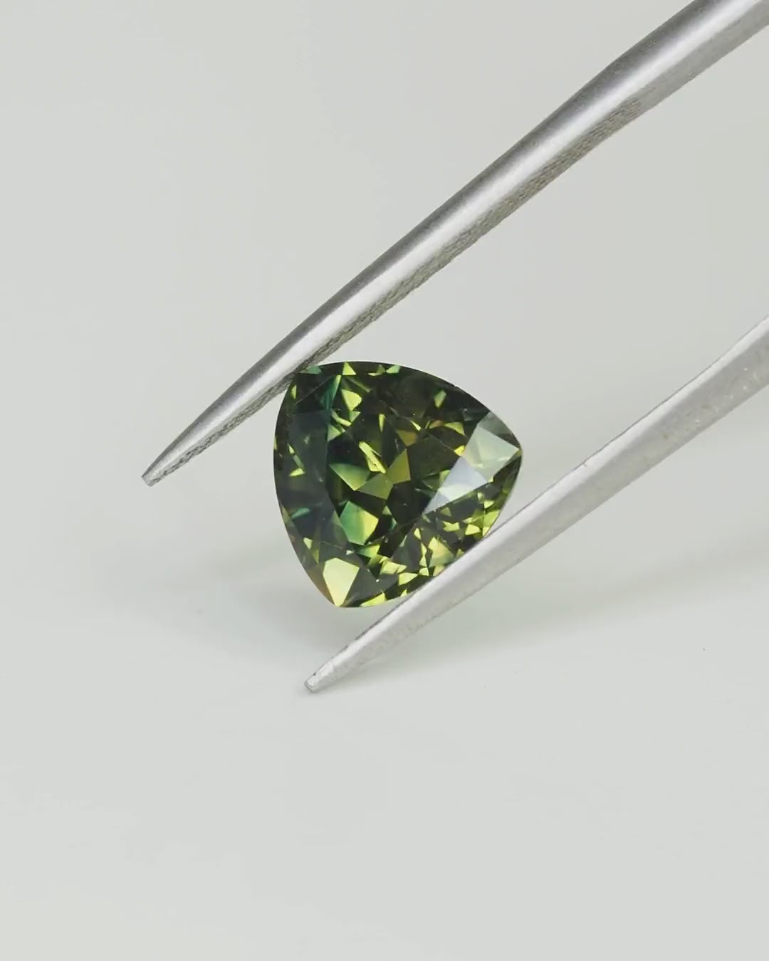 Load and play video in Gallery viewer, Australian Parti Sapphire — Trilliant Cut
