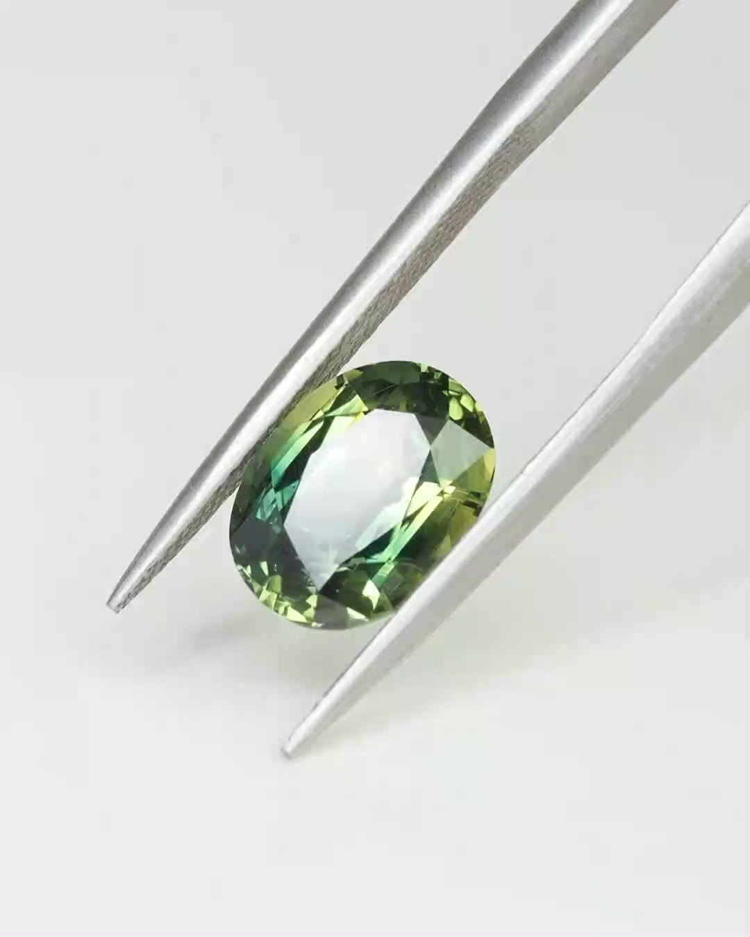Load and play video in Gallery viewer, Australian Parti Sapphire — Oval Cut
